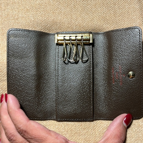 Louis Vuitton 4 key key holder in Damier Ebene Canvas. Gorgeous ❤️ - Picture 9 of 12